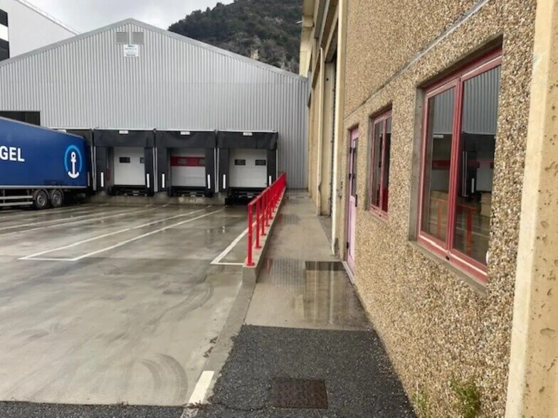 Local d’activités dans Carros à louer - Photo de l’immeuble – Image 2 sur 12