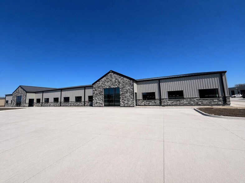 5481 NE 22nd St, Des Moines, IA à louer - Photo principale – Image 1 sur 5