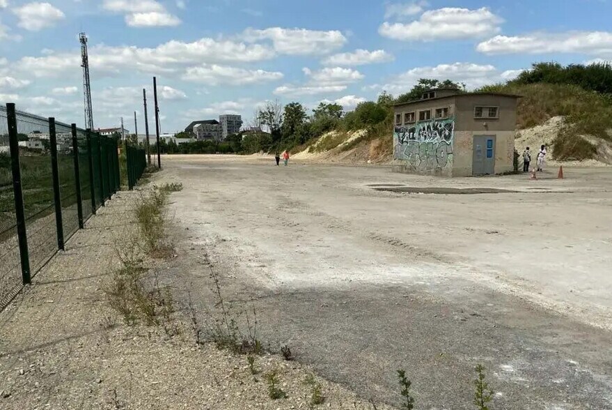 Terrain dans Ivry-sur-Seine à louer - Photo de l’immeuble – Image 1 sur 1