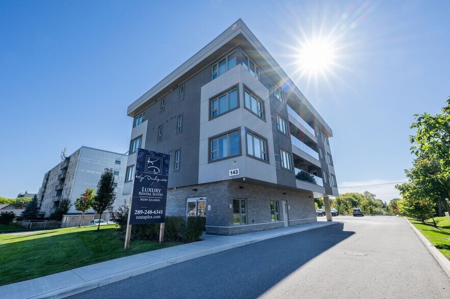 143 Bloor St W, Oshawa, ON à vendre - Photo principale – Image 1 sur 1