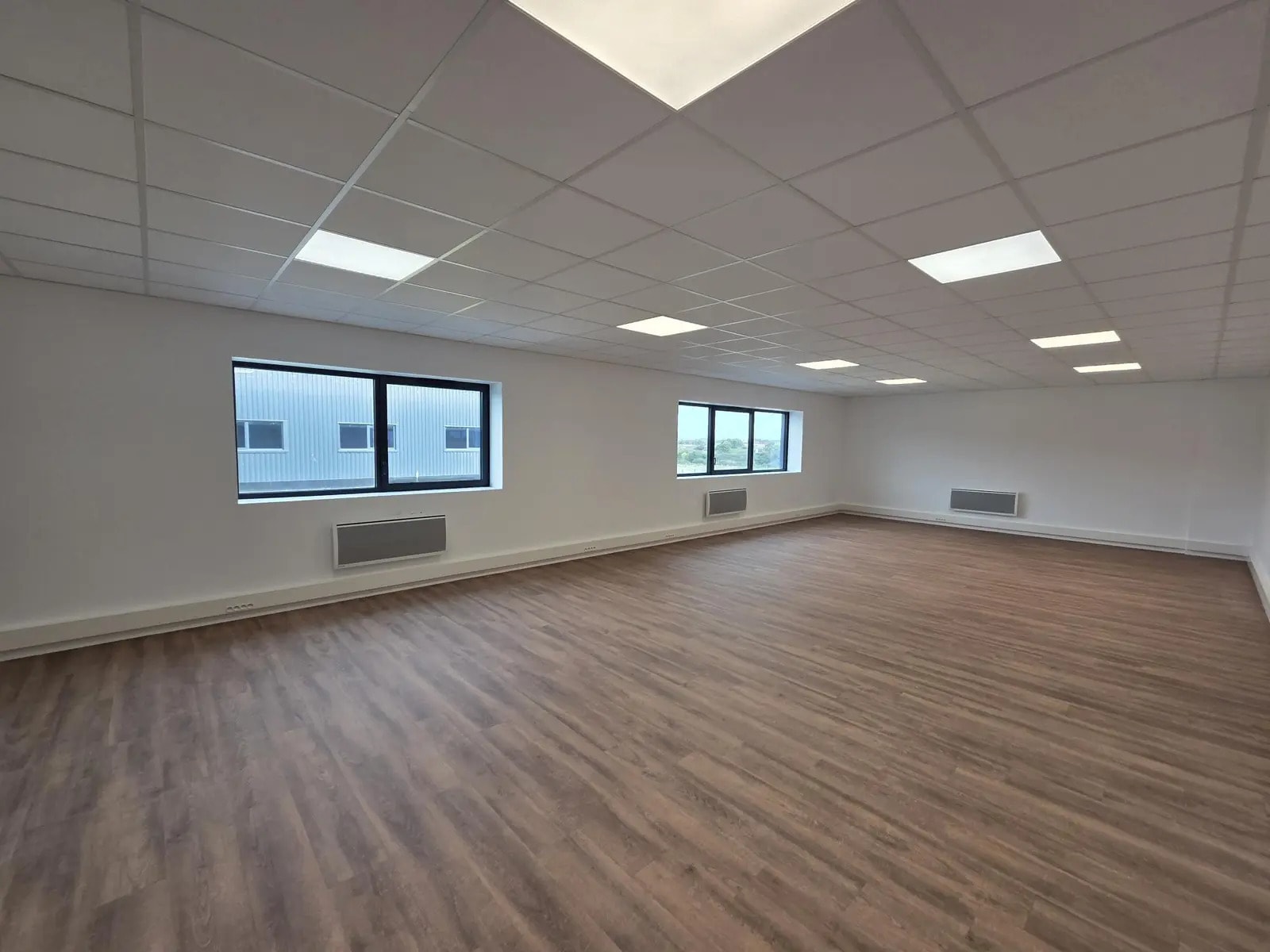 Industriel/Logistique dans SAINT-BARTHELEMY-D'ANJOU à louer Photo de l’immeuble– Image 1 sur 4