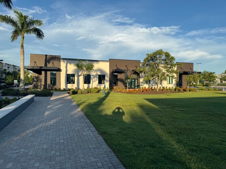 6355 Initiative Blvd, Sarasota, FL à louer - Photo de l’immeuble – Image 3 sur 31