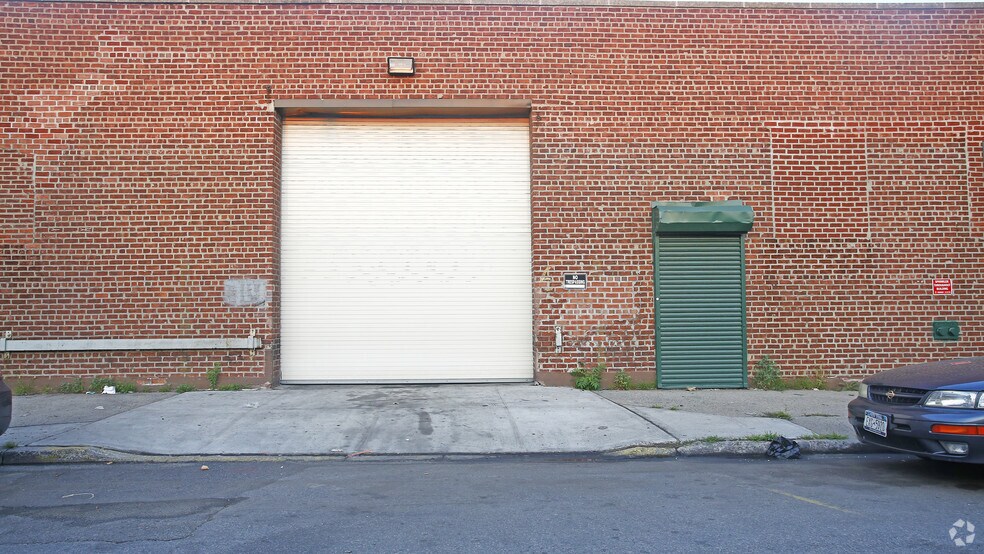 694 Atkins Ave, Brooklyn, NY à louer - Photo de l’immeuble – Image 1 sur 4