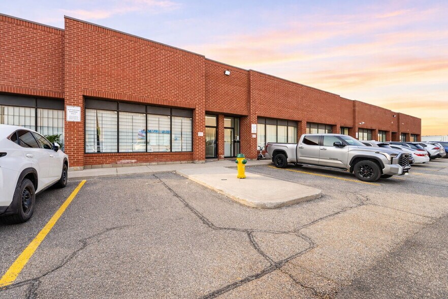 120 Dynamic Dr, Toronto, ON à vendre - Photo principale – Image 1 sur 49