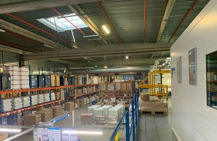 Industriel/Logistique dans Vénissieux à louer - Photo de l’immeuble – Image 3 sur 12