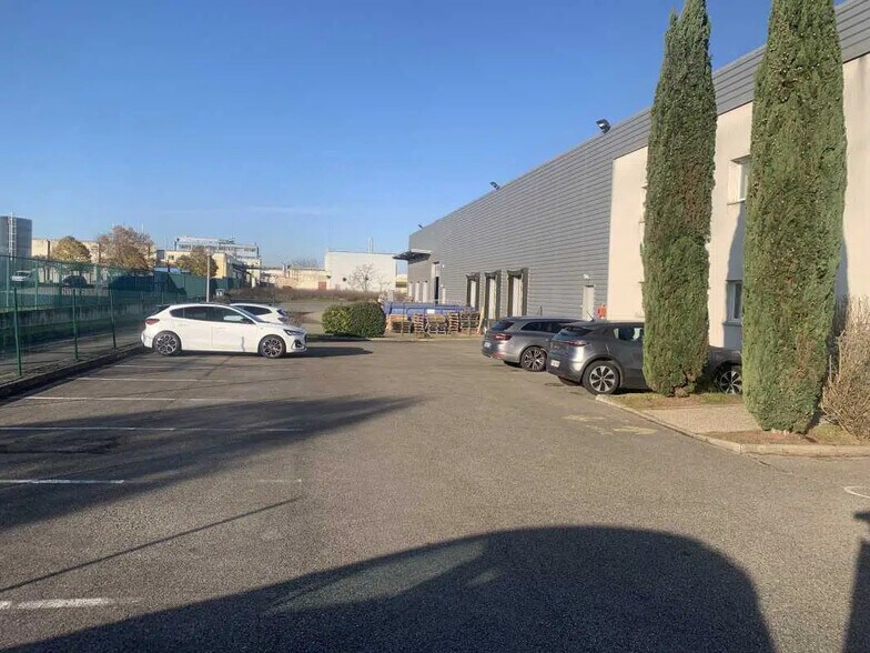 Local d’activités dans Meyzieu à louer - Photo de l’immeuble – Image 2 sur 6