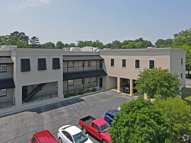 2102 N Elm St, Greensboro, NC à louer - Photo de l’immeuble – Image 2 sur 6