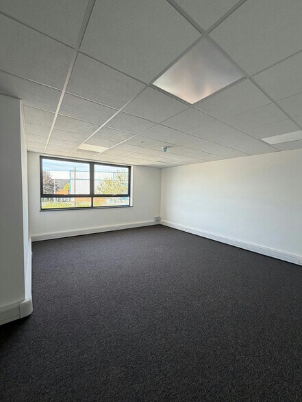 Swallowfield Way, Hayes à louer - Photo de l’immeuble – Image 3 sur 7