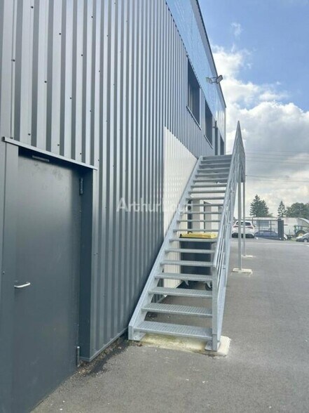 Bureau dans Bois-de-Haye à louer - Photo de l’immeuble – Image 3 sur 13