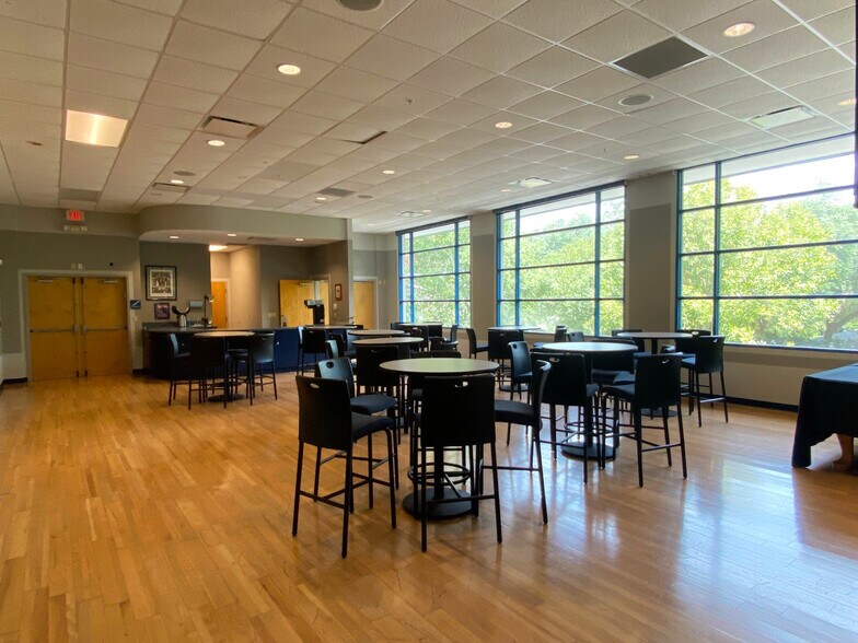 2020 W University Ave, Gainesville, FL à louer - Photo intérieure – Image 3 sur 5