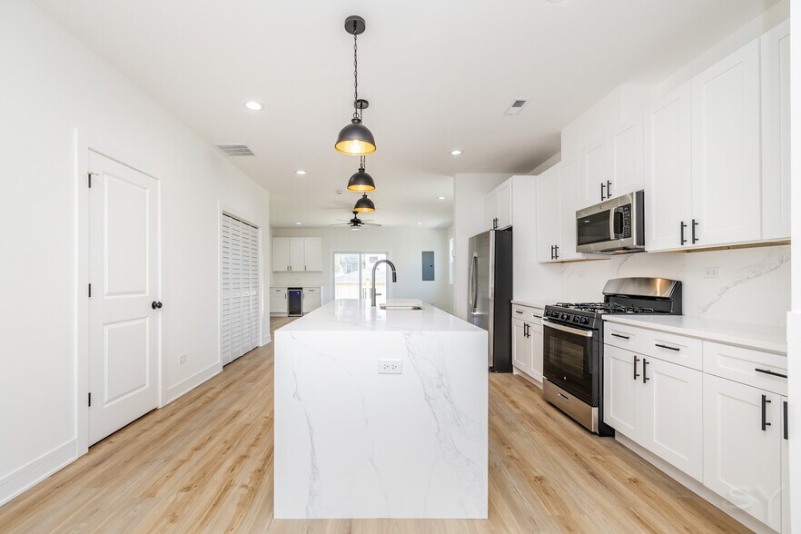 544 Lawndale ave, Chicago, IL à vendre - Photo de l’immeuble – Image 3 sur 34