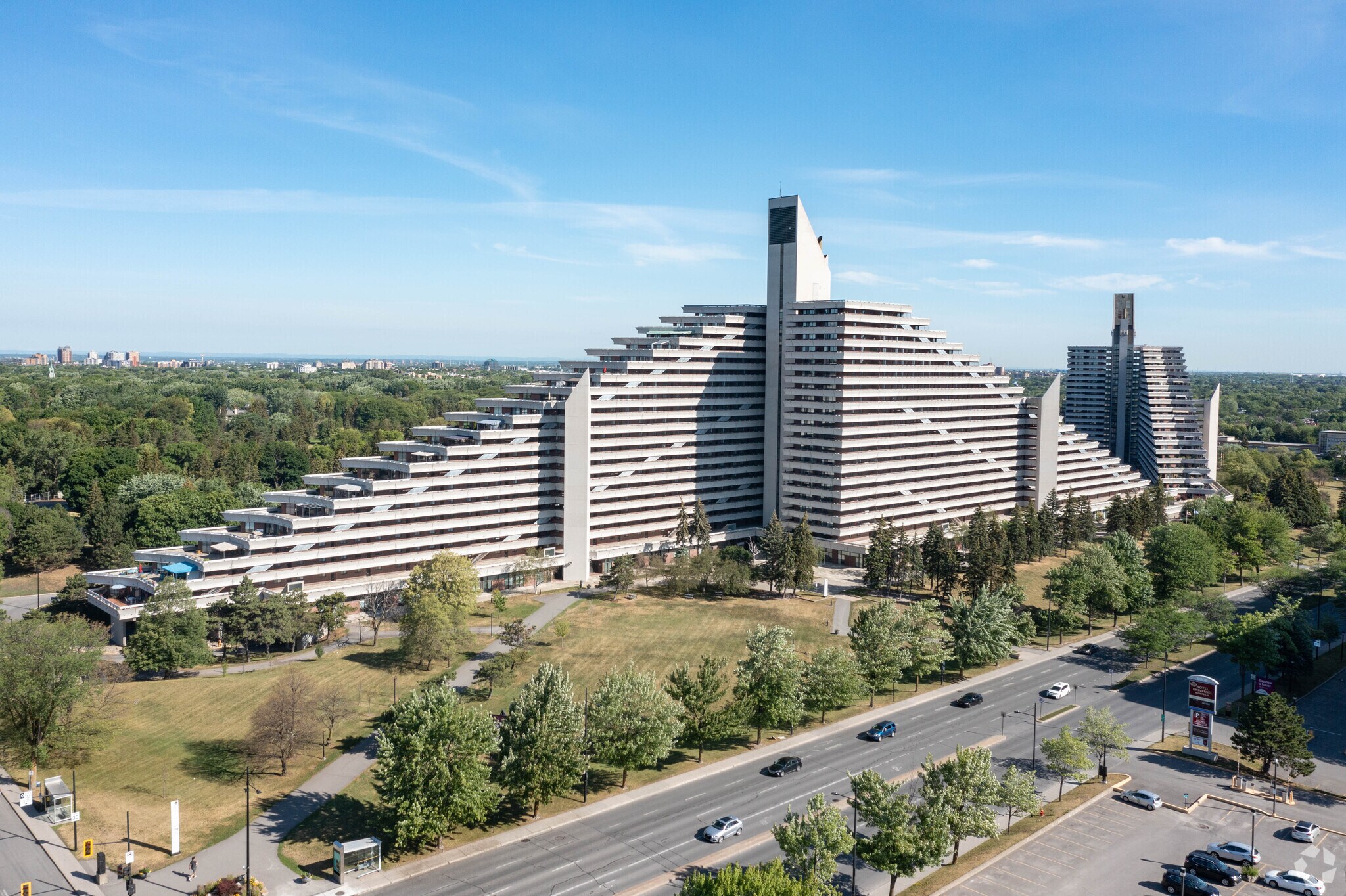 5199 Rue Sherbrooke E, Montréal, QC à louer Photo de l’immeuble– Image 1 sur 19