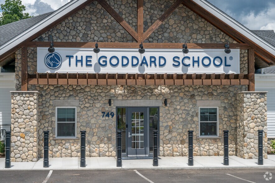 801 Bridgeport Ave, Shelton, CT à vendre - Photo de l’immeuble – Image 3 sur 3