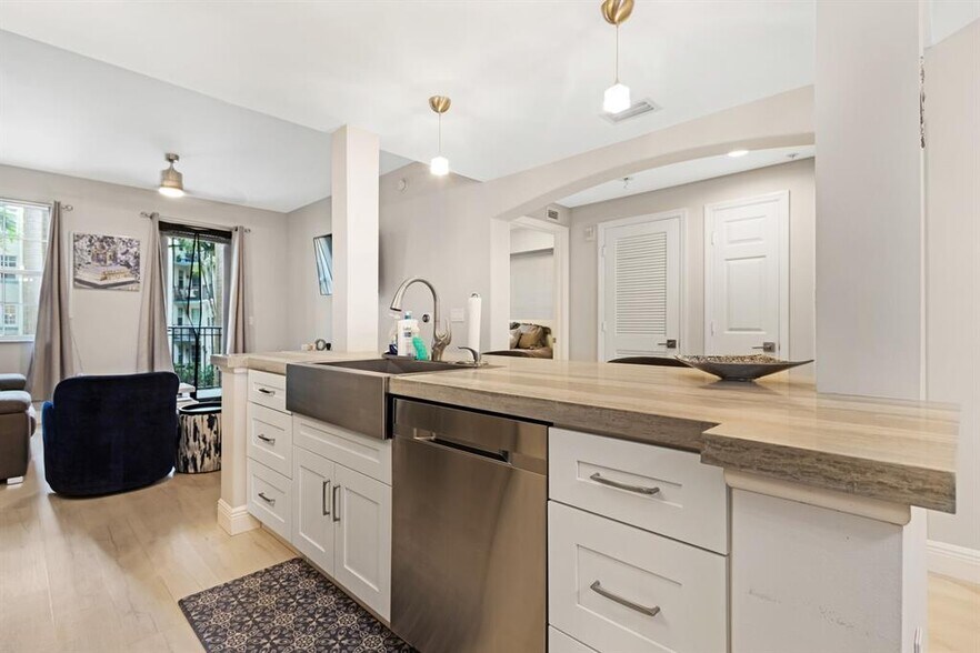 533 NE 3rd Ave, Fort Lauderdale, FL à vendre - Photo intérieure – Image 3 sur 16