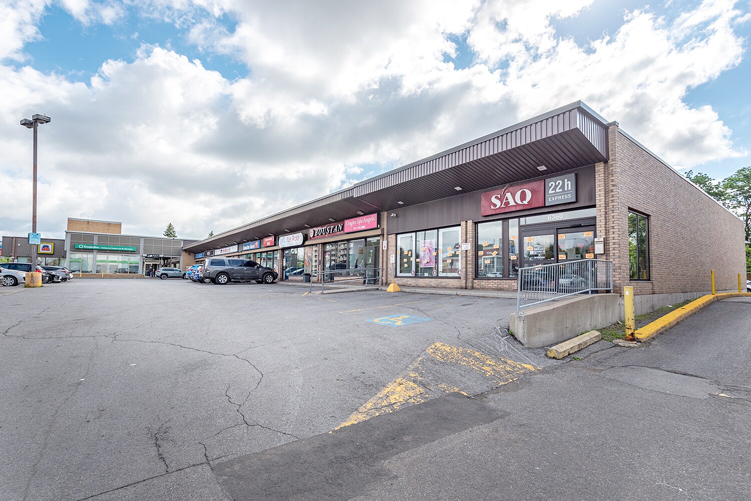 6360 Rue Sherbrooke E, Montréal, QC à louer Photo principale– Image 1 sur 2