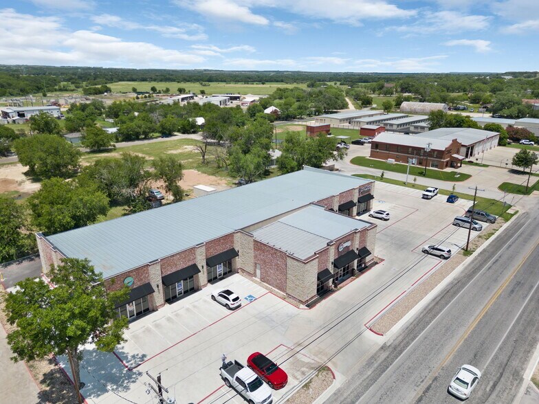 1009 E 4th St, Lampasas, TX à louer - Photo de l’immeuble – Image 3 sur 23