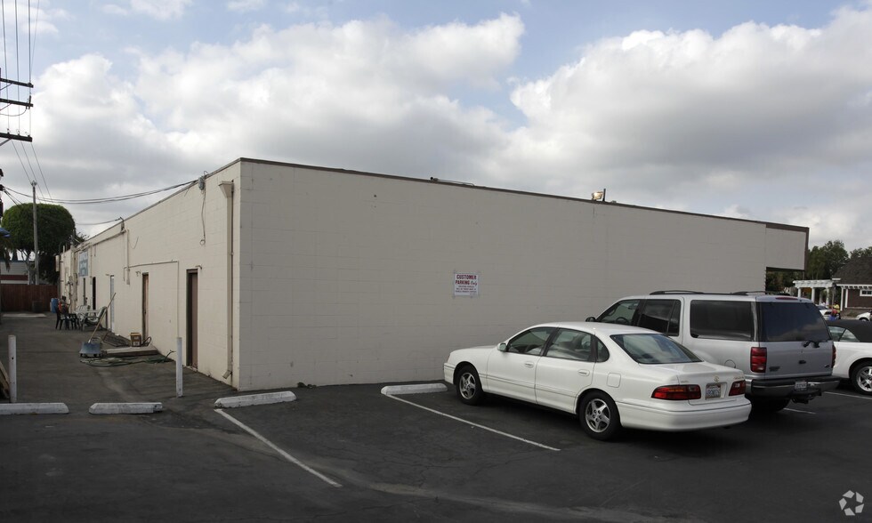 2815-2825 E Chapman Ave, Orange, CA à louer - Photo de l’immeuble – Image 3 sur 3