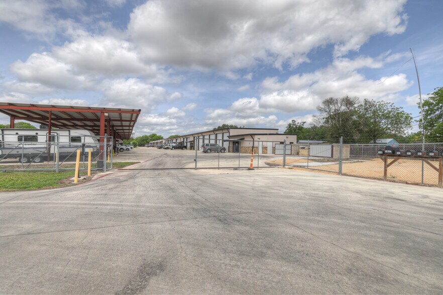115 Alves Ln, New Braunfels, TX à louer - Photo de l’immeuble – Image 2 sur 16
