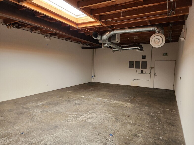 2234 Barry Ave, Los Angeles, CA à louer - Photo de l’immeuble – Image 3 sur 11