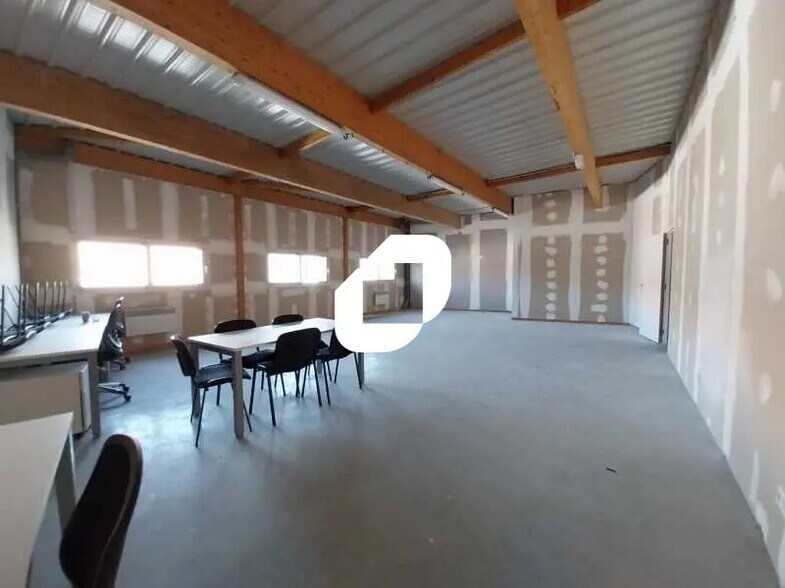 Bureau dans Gazeran à vendre - Photo de l’immeuble – Image 3 sur 9