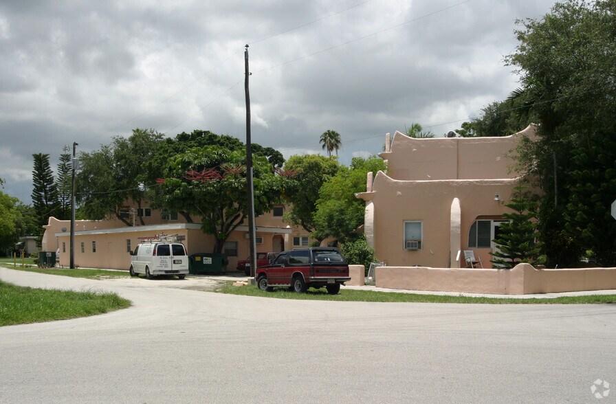 200 Azure Way, Miami Springs, FL à vendre - Photo de l’immeuble – Image 2 sur 4