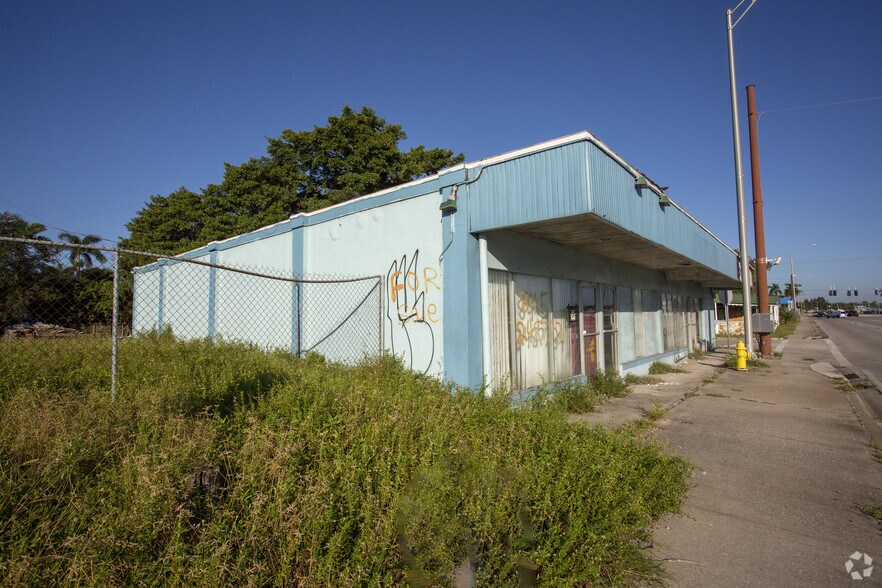 1181 N Tamiami Trl, North Fort Myers, FL à vendre - Photo de l’immeuble – Image 1 sur 2