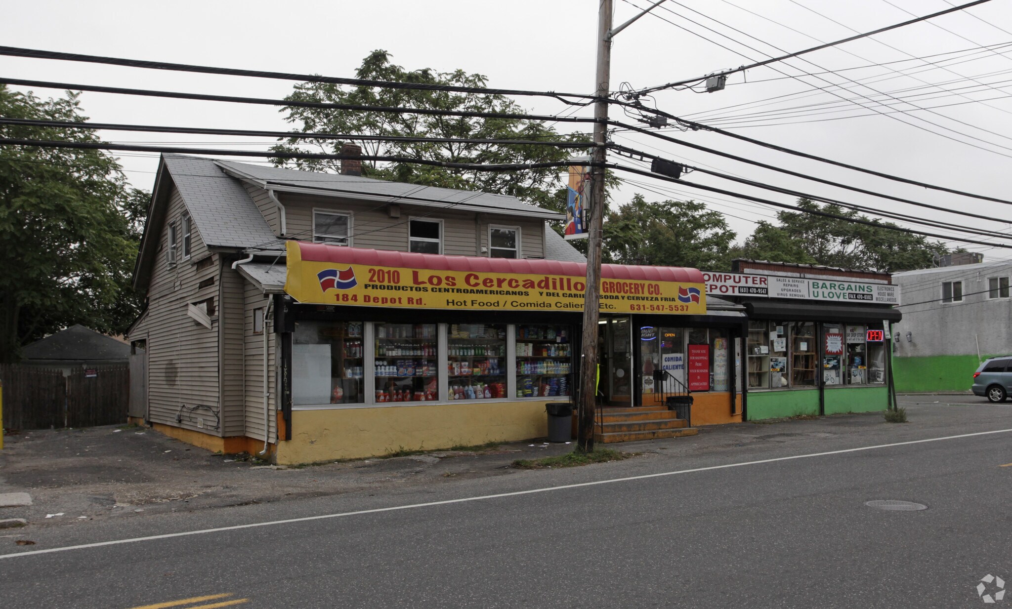 184 Depot Rd, Huntington Station, NY à louer Photo principale– Image 1 sur 3