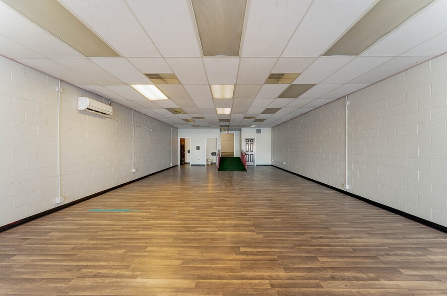 2125-2143 N Church St, Burlington, NC à louer - Photo intérieure – Image 2 sur 4