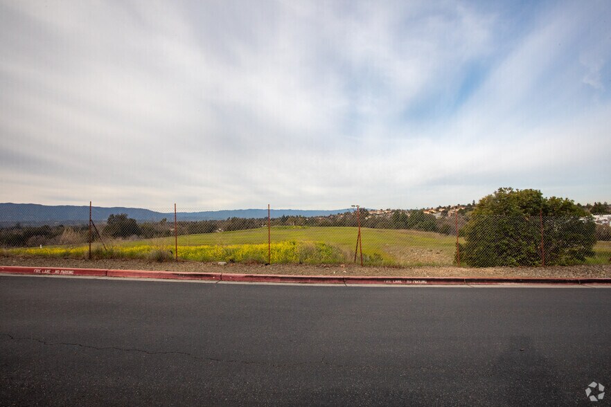 865 Embedded Way, San Jose, CA à louer - Photo de l’immeuble – Image 2 sur 2