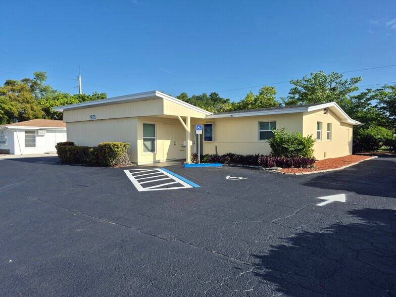 1625 Colonial Blvd, Fort Myers, FL à vendre - Photo de l’immeuble – Image 1 sur 18