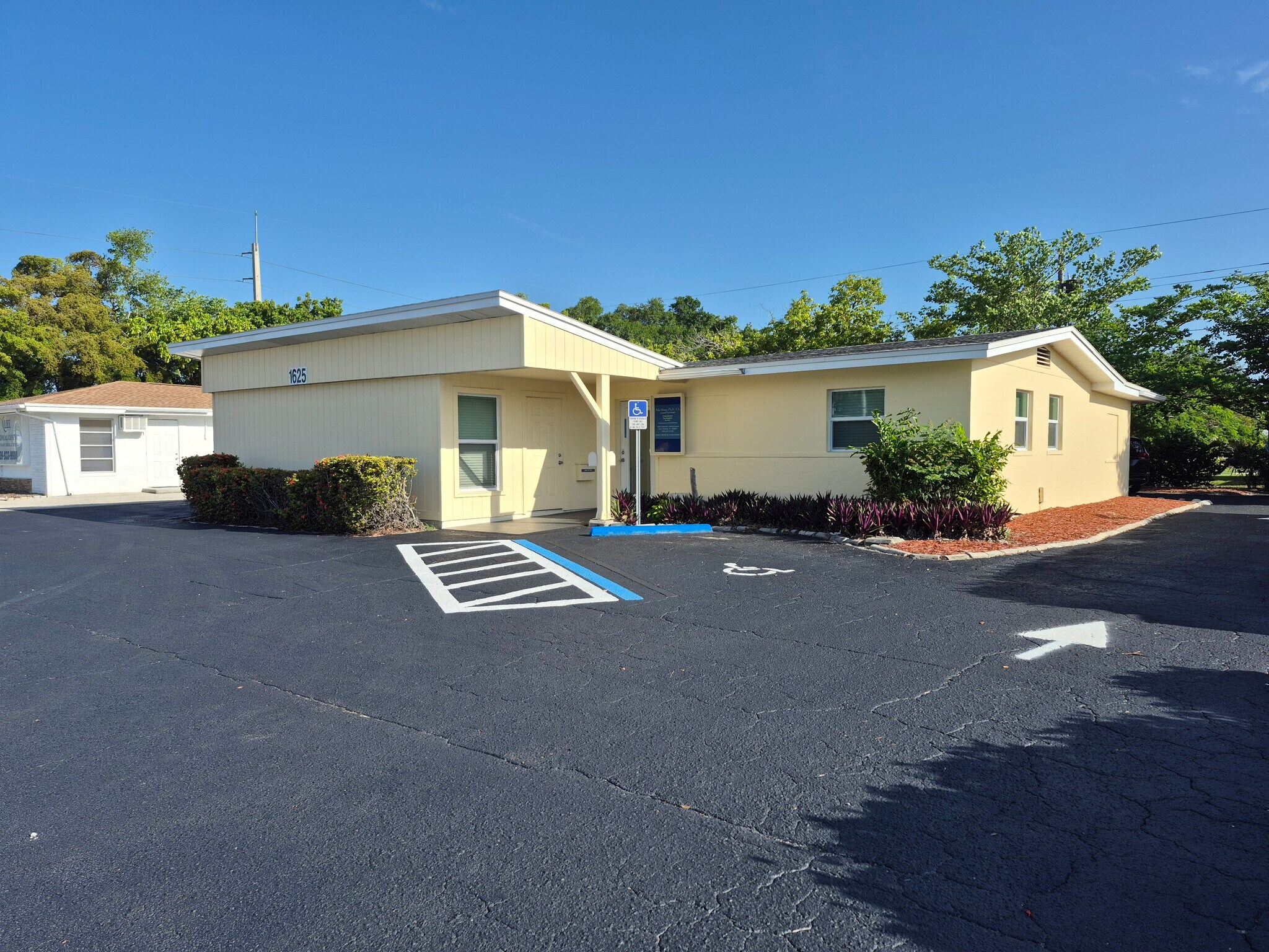 1625 Colonial Blvd, Fort Myers, FL à vendre Photo de l’immeuble– Image 1 sur 19