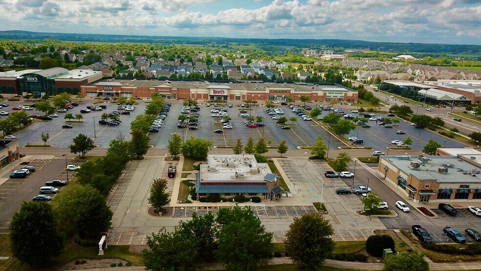 902 Commons Dr, Geneva, IL à louer - Photo de l’immeuble – Image 2 sur 3
