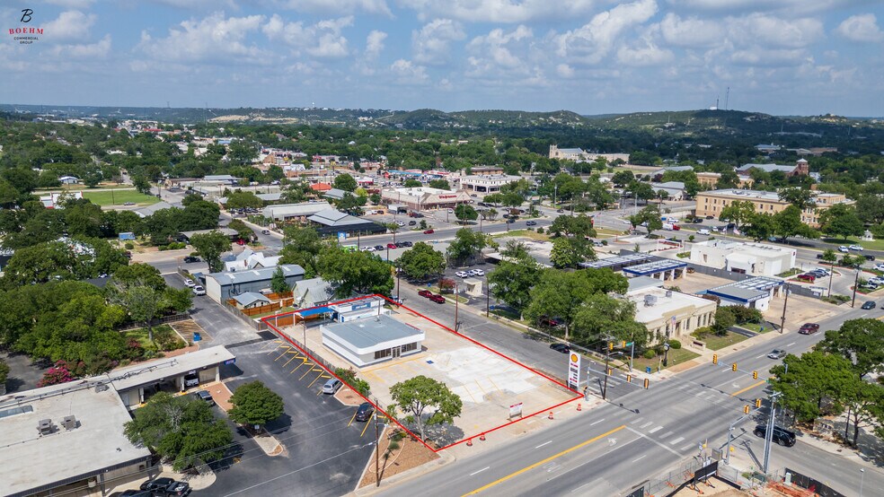 528 Main St, Kerrville, TX à louer - Photo de l’immeuble – Image 1 sur 25