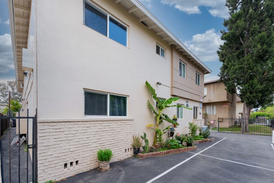 6934 Hinds Ave, North Hollywood, CA à vendre - Photo de l’immeuble – Image 2 sur 15