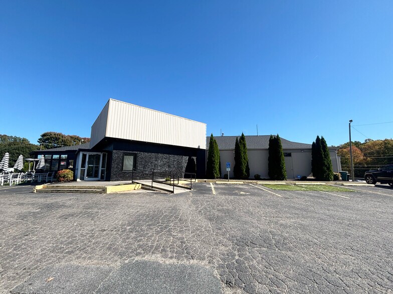 7843 North Point Blvd, Winston-Salem, NC à vendre - Photo de l’immeuble – Image 2 sur 10