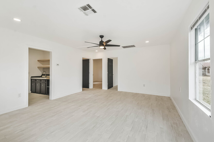 847 Beach Airport Rd, Conroe, TX à louer - Photo de l’immeuble – Image 3 sur 19