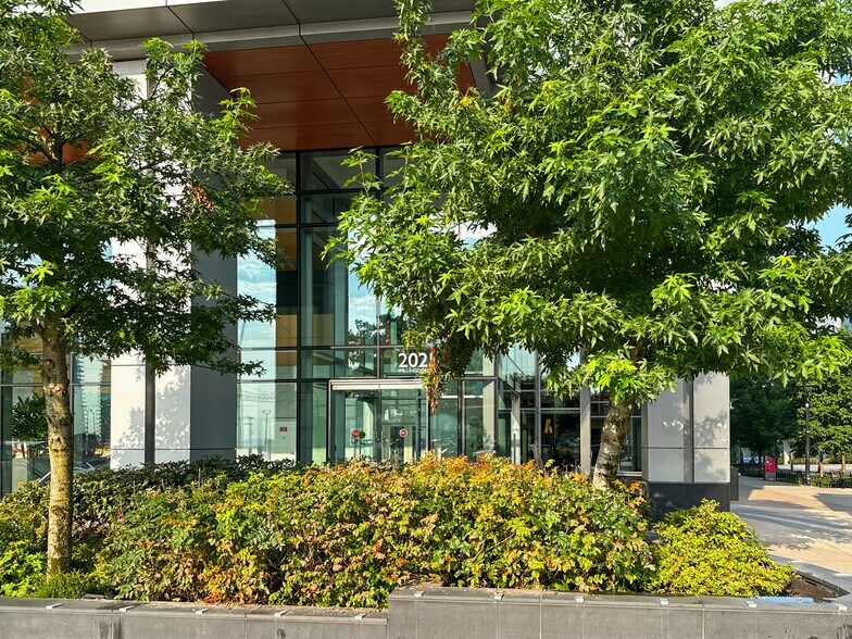 4402 Skyline Dr, Burnaby, BC à louer - Photo de l’immeuble – Image 3 sur 35