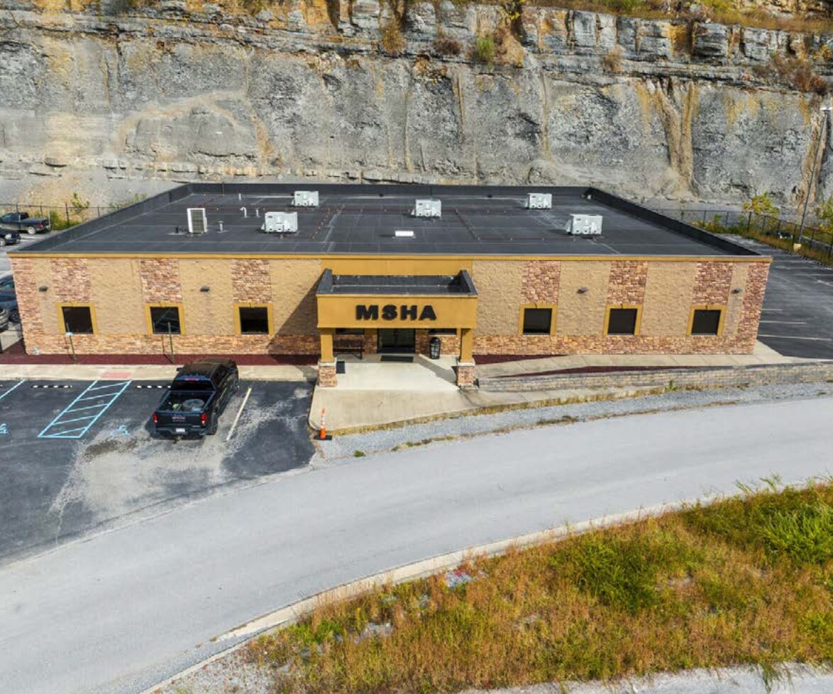 409 George Kostas Dr, Logan, WV à vendre Photo principale– Image 1 sur 4