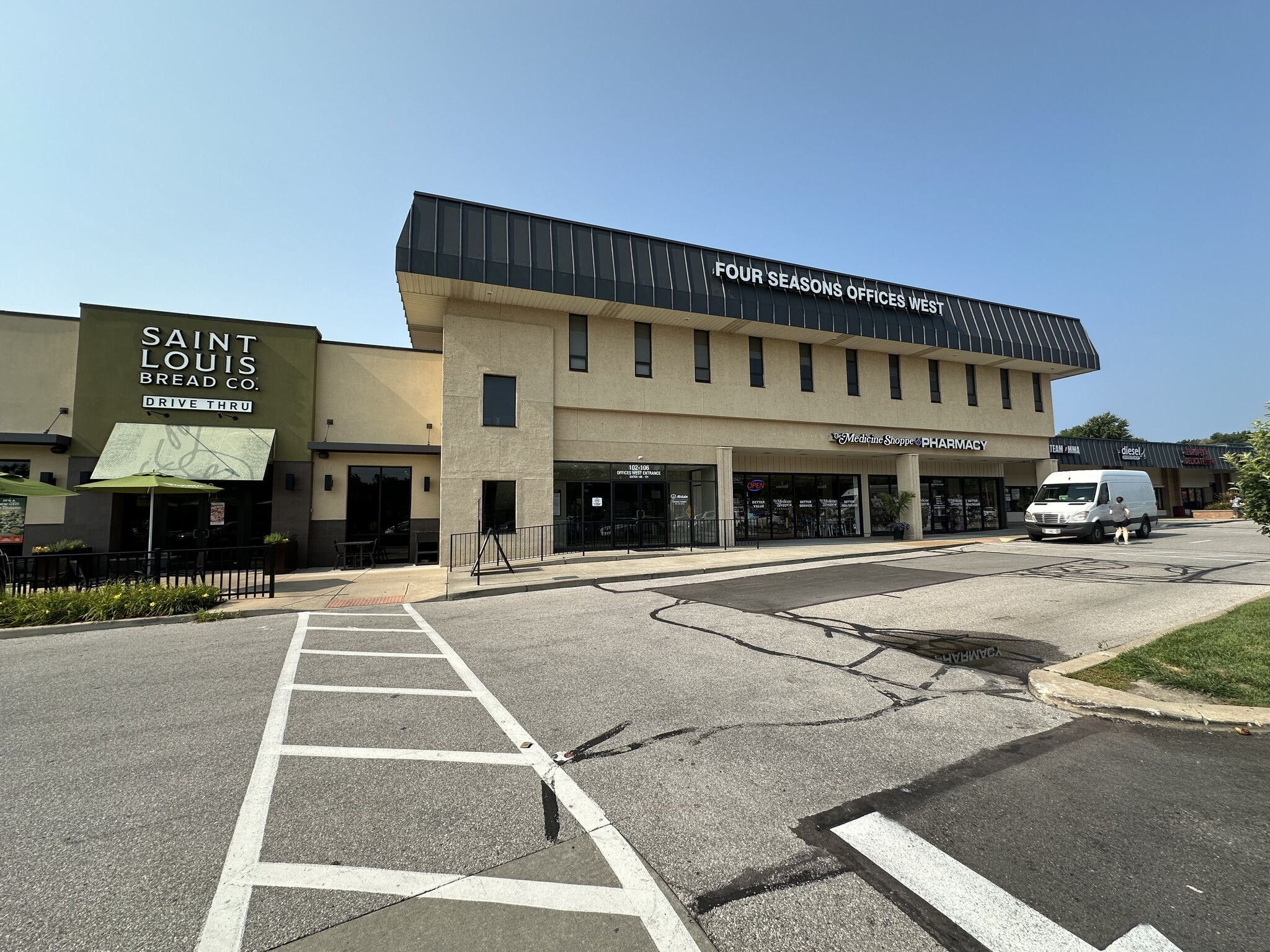 100-176 Four Seasons Shopping Ctr, Chesterfield, MO à louer Photo de l’immeuble– Image 1 sur 5
