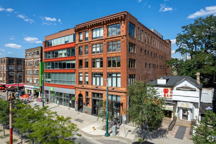 241 Spadina Ave, Toronto, ON à louer - Photo de l’immeuble – Image 1 sur 6