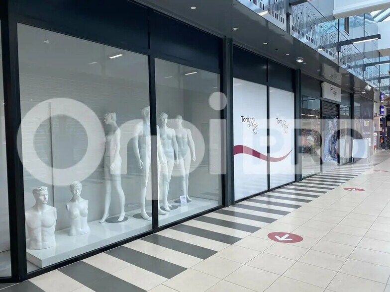 Local commercial dans Nevers à louer - Hall d’entrée – Image 1 sur 12