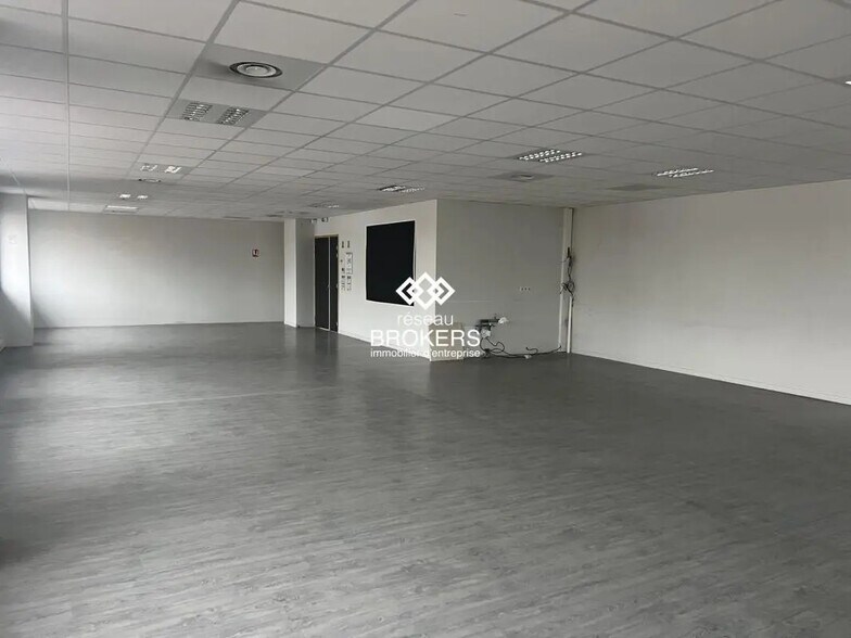 Bureau dans Saint-Priest à louer - Photo de l’immeuble – Image 3 sur 4