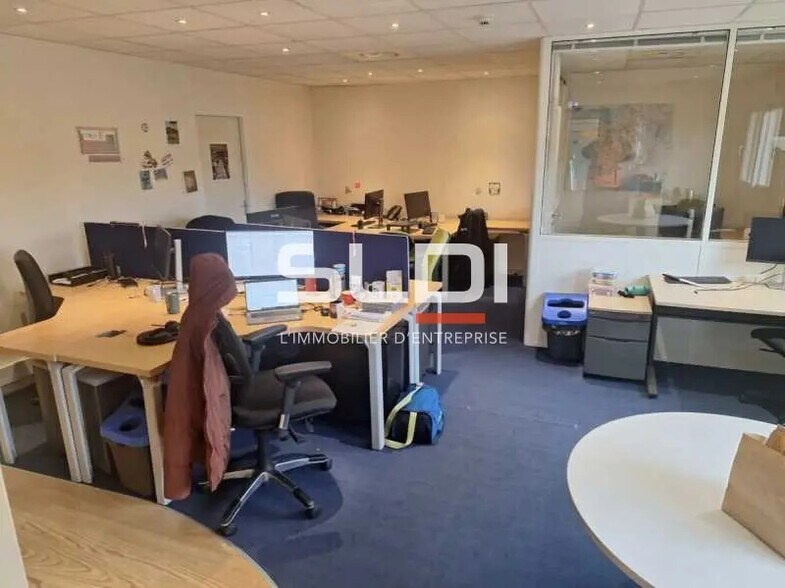 Bureau dans Chassieu à louer - Photo de l’immeuble – Image 3 sur 5