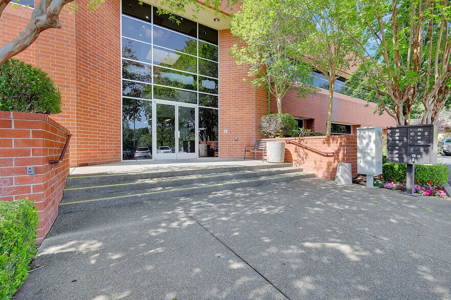 1568 Creekside Dr, Folsom, CA à louer - Photo de l’immeuble – Image 2 sur 6