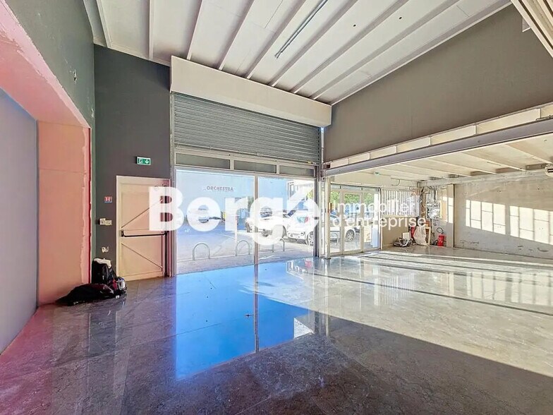 Local commercial dans Mandelieu-la-Napoule à louer - Photo intérieure – Image 1 sur 9