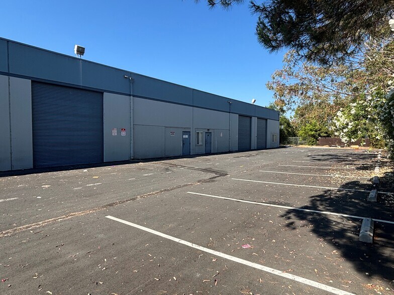 130 Mason Cir, Concord, CA à louer - Photo de l’immeuble – Image 3 sur 8