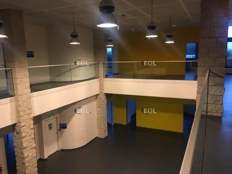 Local d’activités dans Créteil à louer - Photo de l’immeuble – Image 2 sur 11