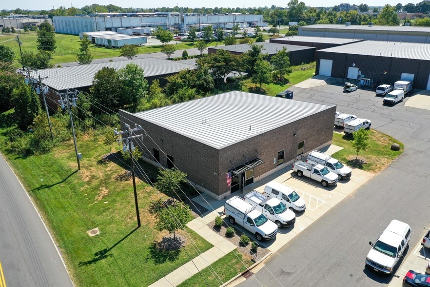 1319 Continental Blvd, Charlotte, NC à louer - Photo principale – Image 1 sur 6