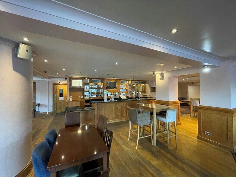 Local commercial dans Bradford à vendre - Photo intérieure – Image 2 sur 8