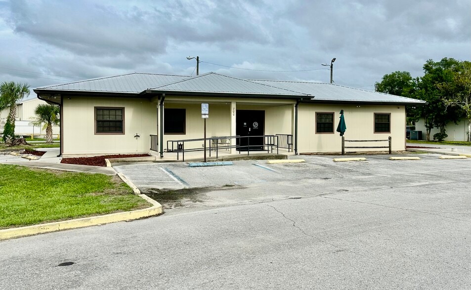700 N Central Ave, Umatilla, FL à louer - Photo de l’immeuble – Image 3 sur 8
